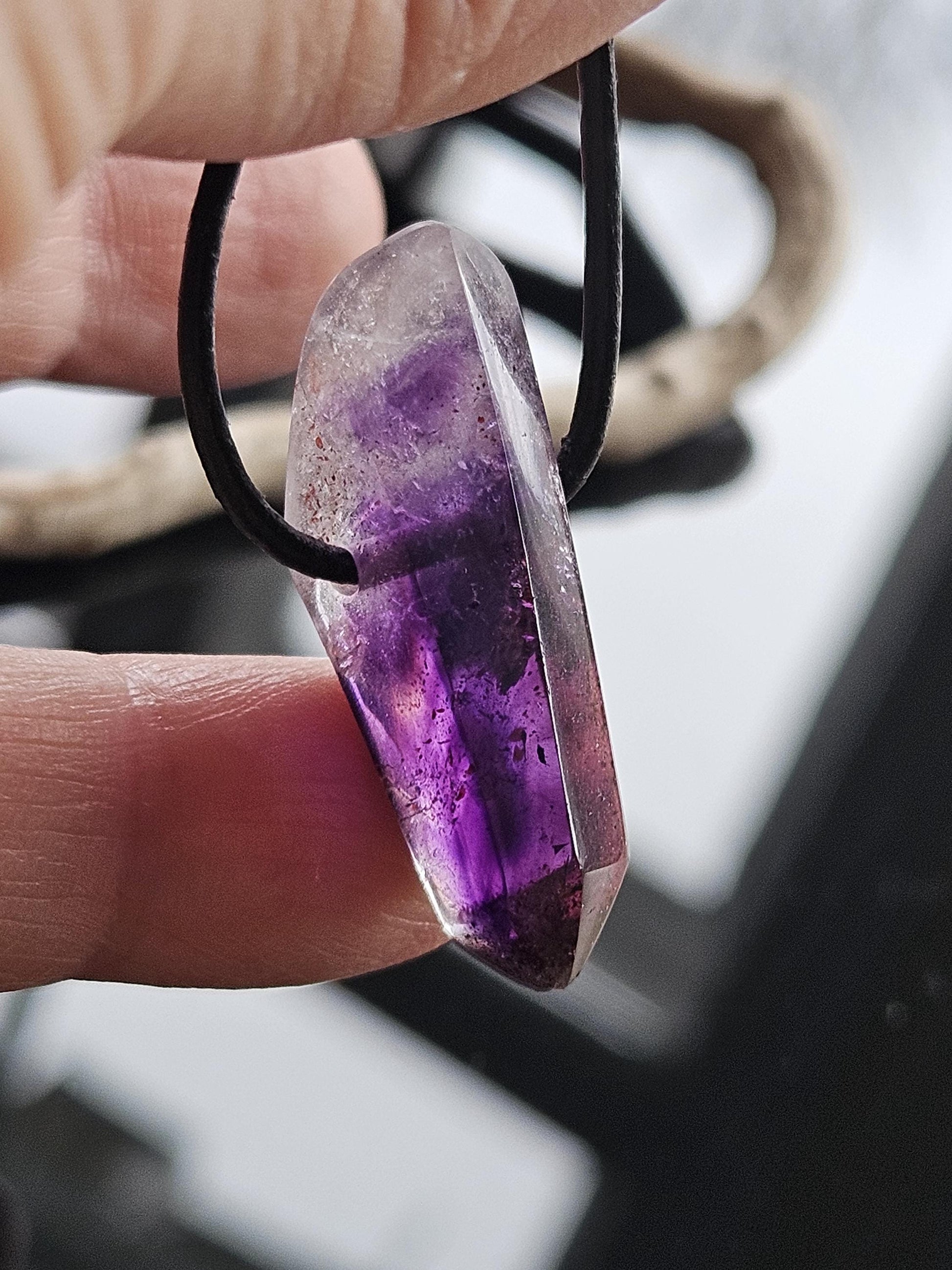 Kostbarer magischer Brandberg Amethyst Kristall Spitze Anhänger, 34 x 11 x 12 mm, an verstellbarem Lederband