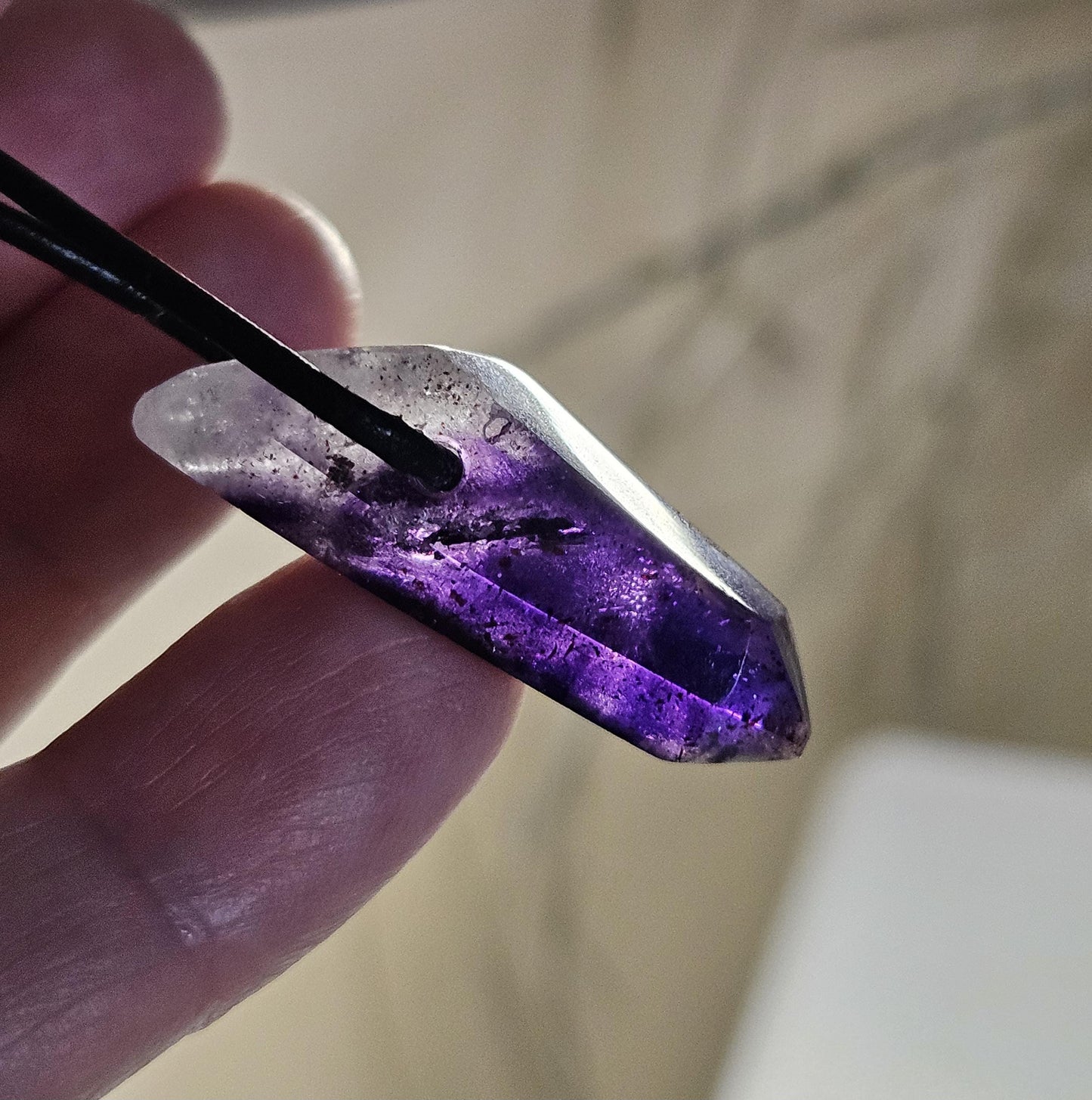 Kostbarer magischer Brandberg Amethyst Kristall Spitze Anhänger, 34 x 11 x 12 mm, an verstellbarem Lederband