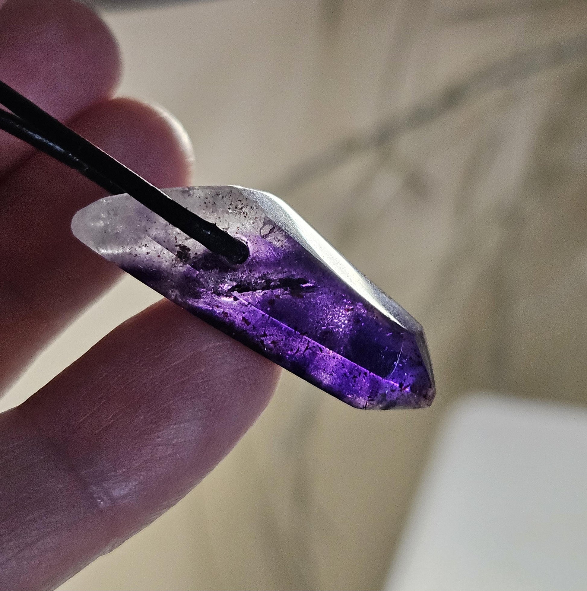 Kostbarer magischer Brandberg Amethyst Kristall Spitze Anhänger, 34 x 11 x 12 mm, an verstellbarem Lederband