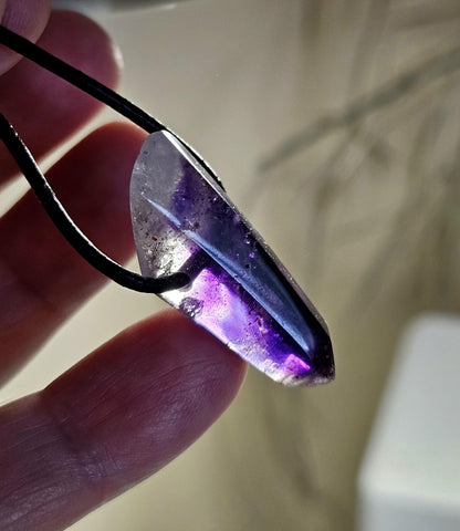 Kostbarer magischer Brandberg Amethyst Kristall Spitze Anhänger, 34 x 11 x 12 mm, an verstellbarem Lederband