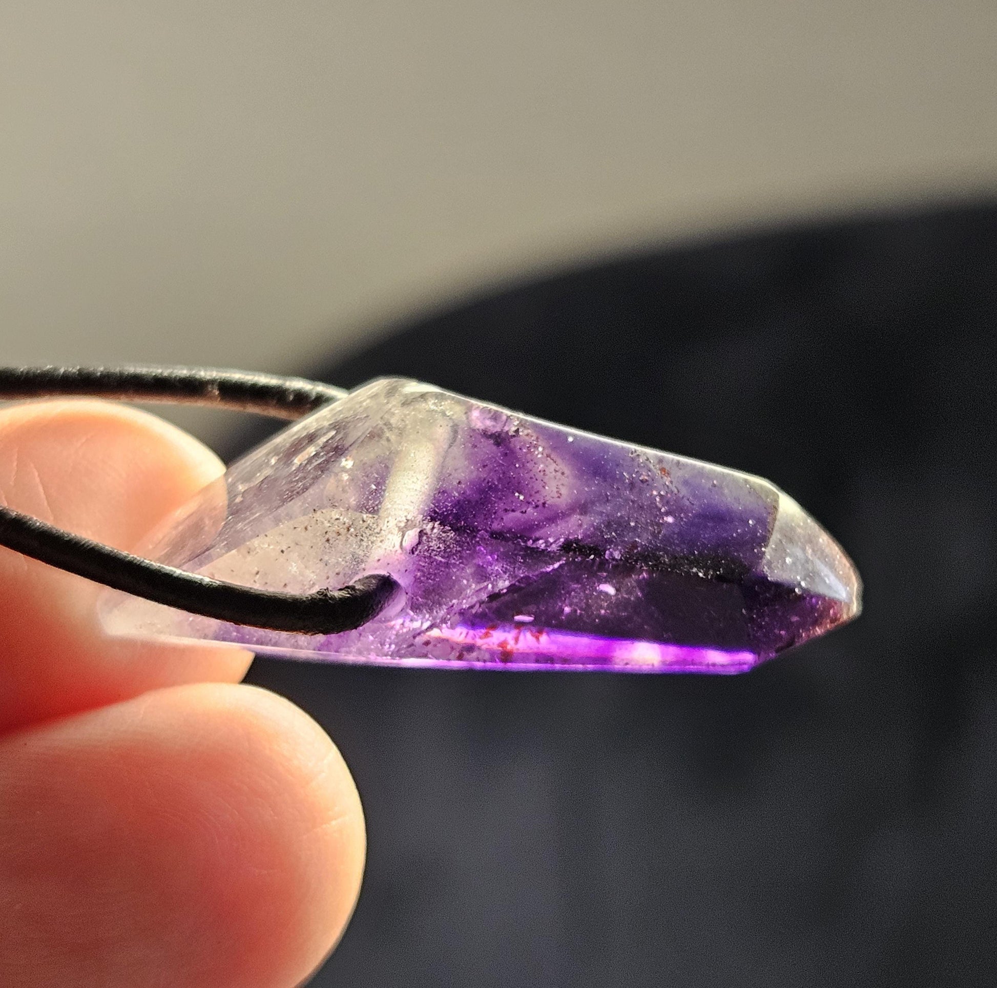 Brandberg Amethyst Kristall Spitze Anhänger Namibia, 34 x 11 x 12 mm, an verstellbarem Lederband