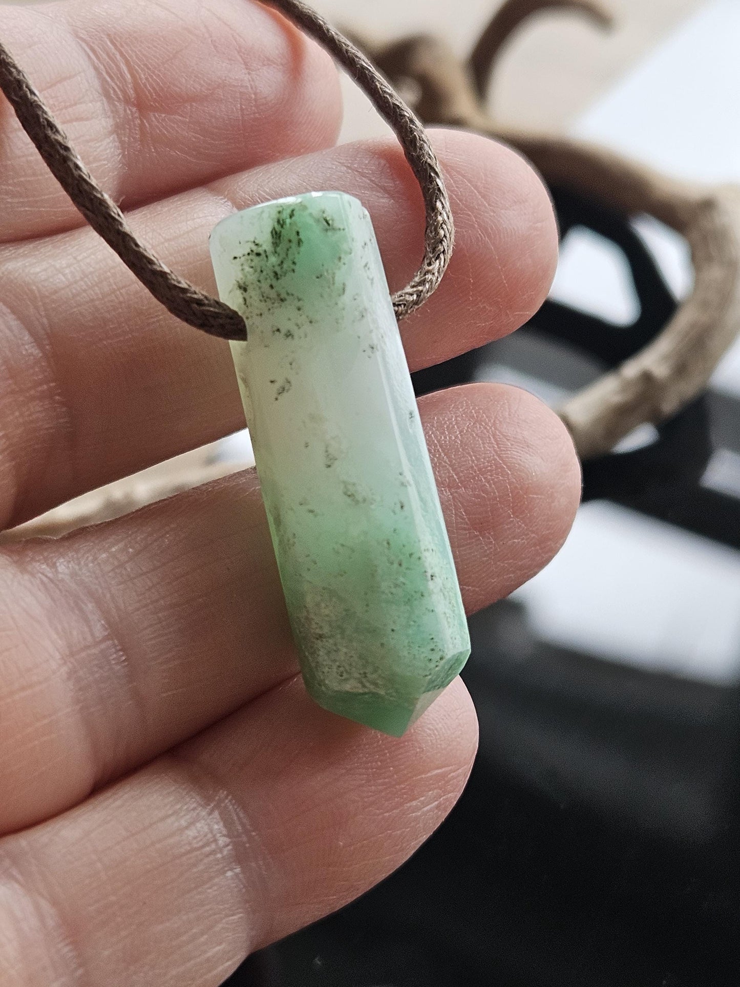 Chrysopras Kristall Spitze Stäbchen Anhänger, 35 x 11 x 10 mm, gebohrt, an verstellbarem Lederband