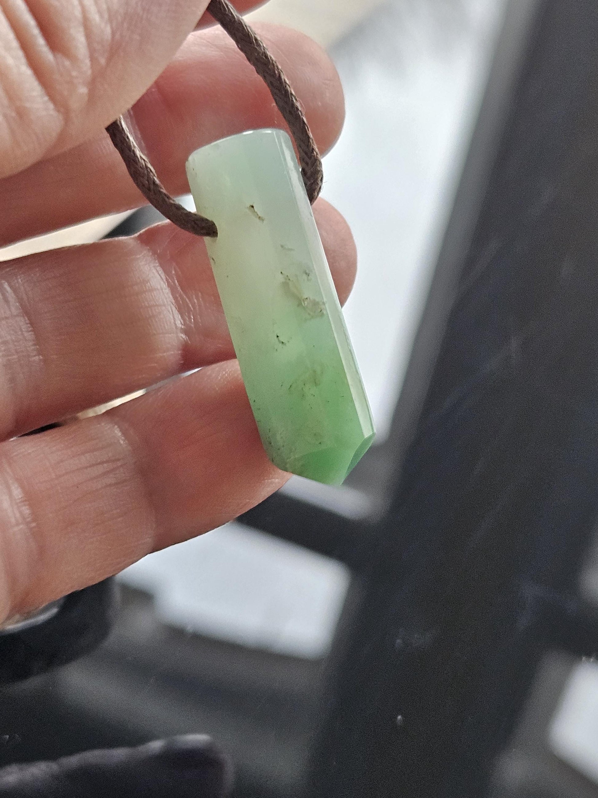Chrysopras Kristall Spitze Stäbchen Anhänger, 35 x 11 x 10 mm, gebohrt, an verstellbarem Lederband