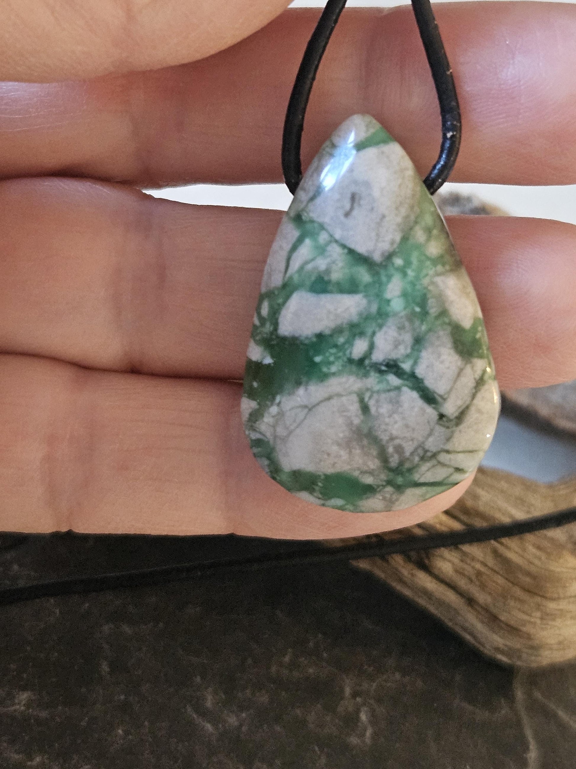 Seltener Variscit, Variscite, Variszit Anhänger, 35 x 22 x 8 mm, gebohrt, an verstellbarem Lederband