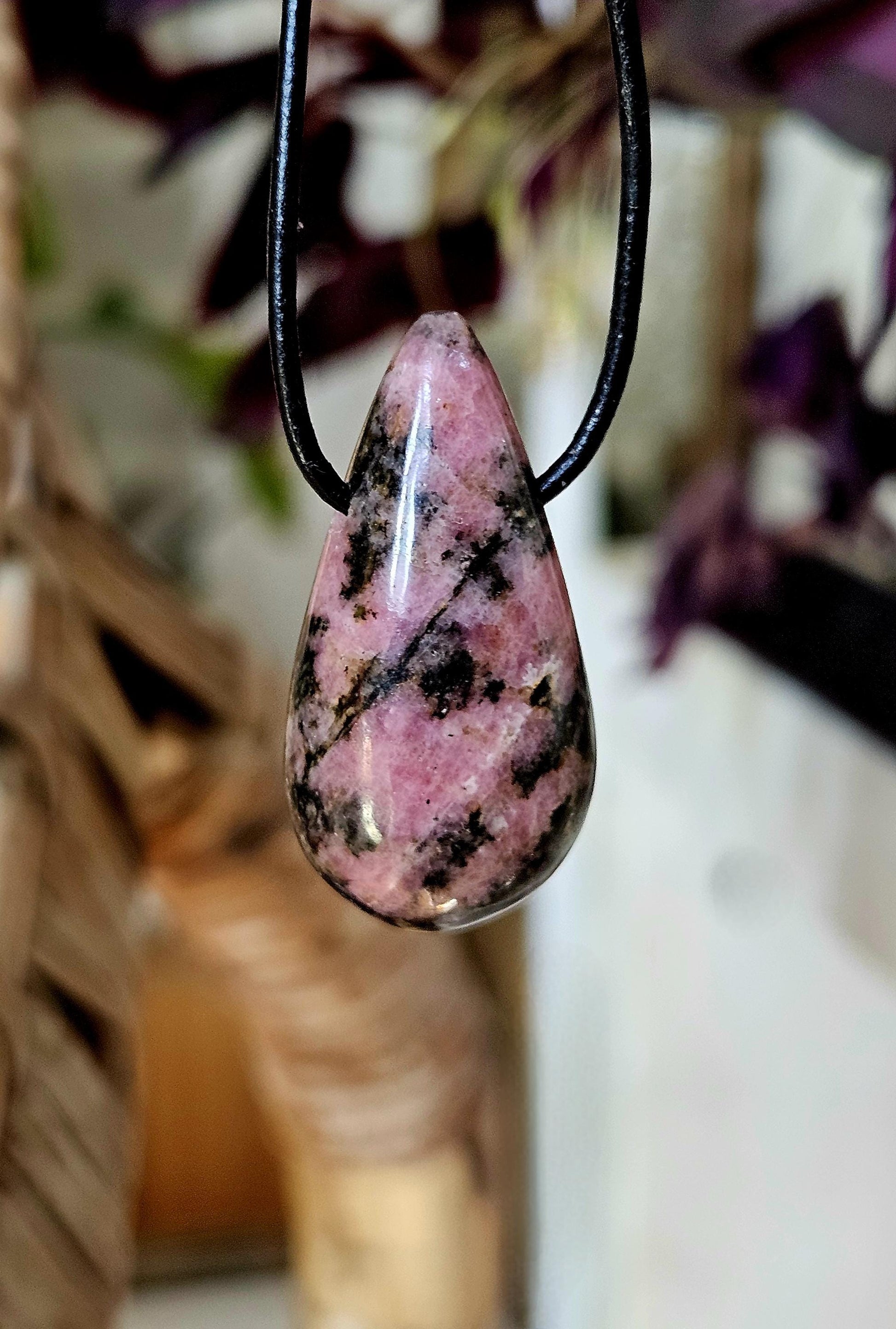 Rhodonit Anhänger, 36 x 30 x 5 mm, gebohrt, an verstellbarem Lederband