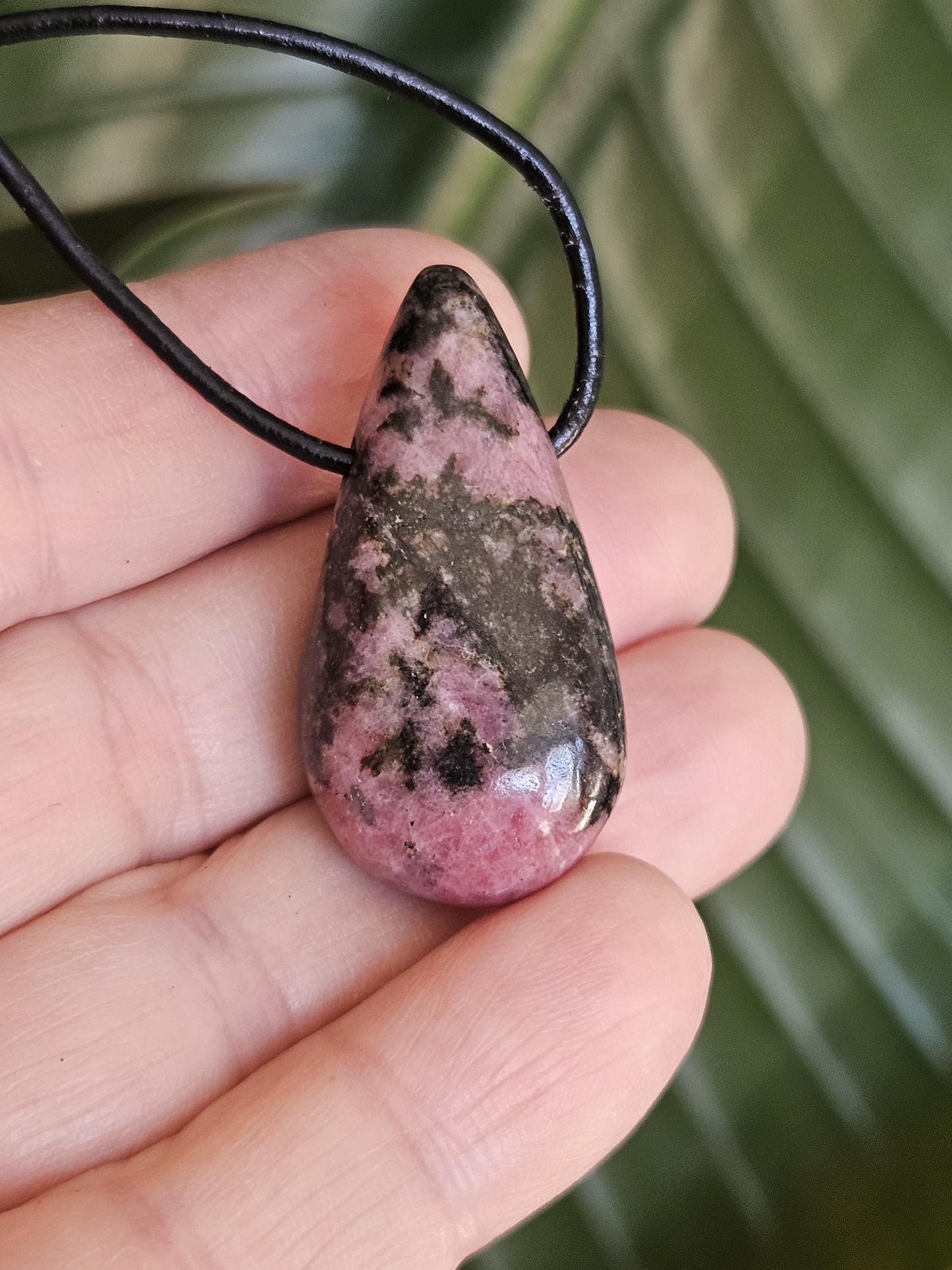 Rhodonit Anhänger, 36 x 30 x 5 mm, gebohrt, an verstellbarem Lederband