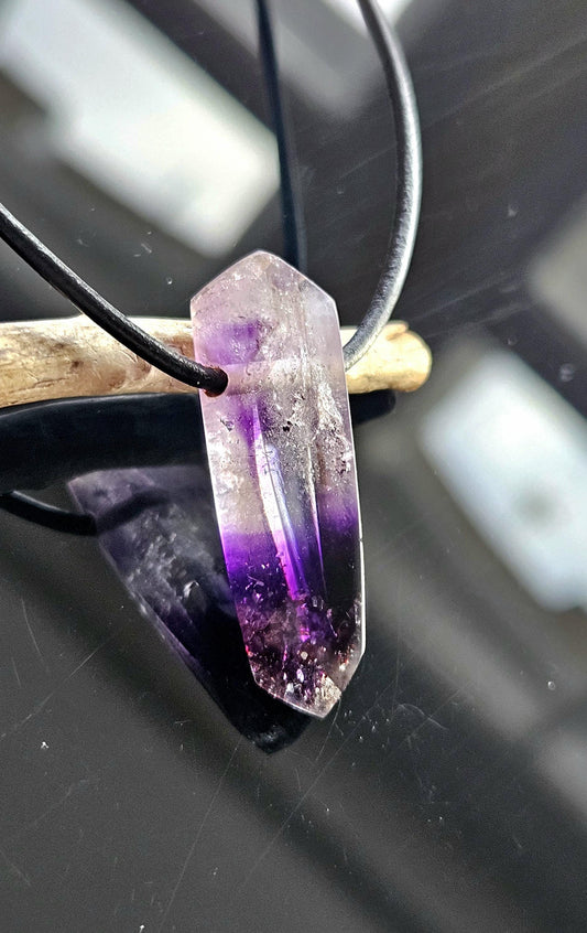 Kostbarer magischer Brandberg Amethyst Kristall Spitze Anhänger, 33 x 13 x 18 mm, an verstellbarem Lederband