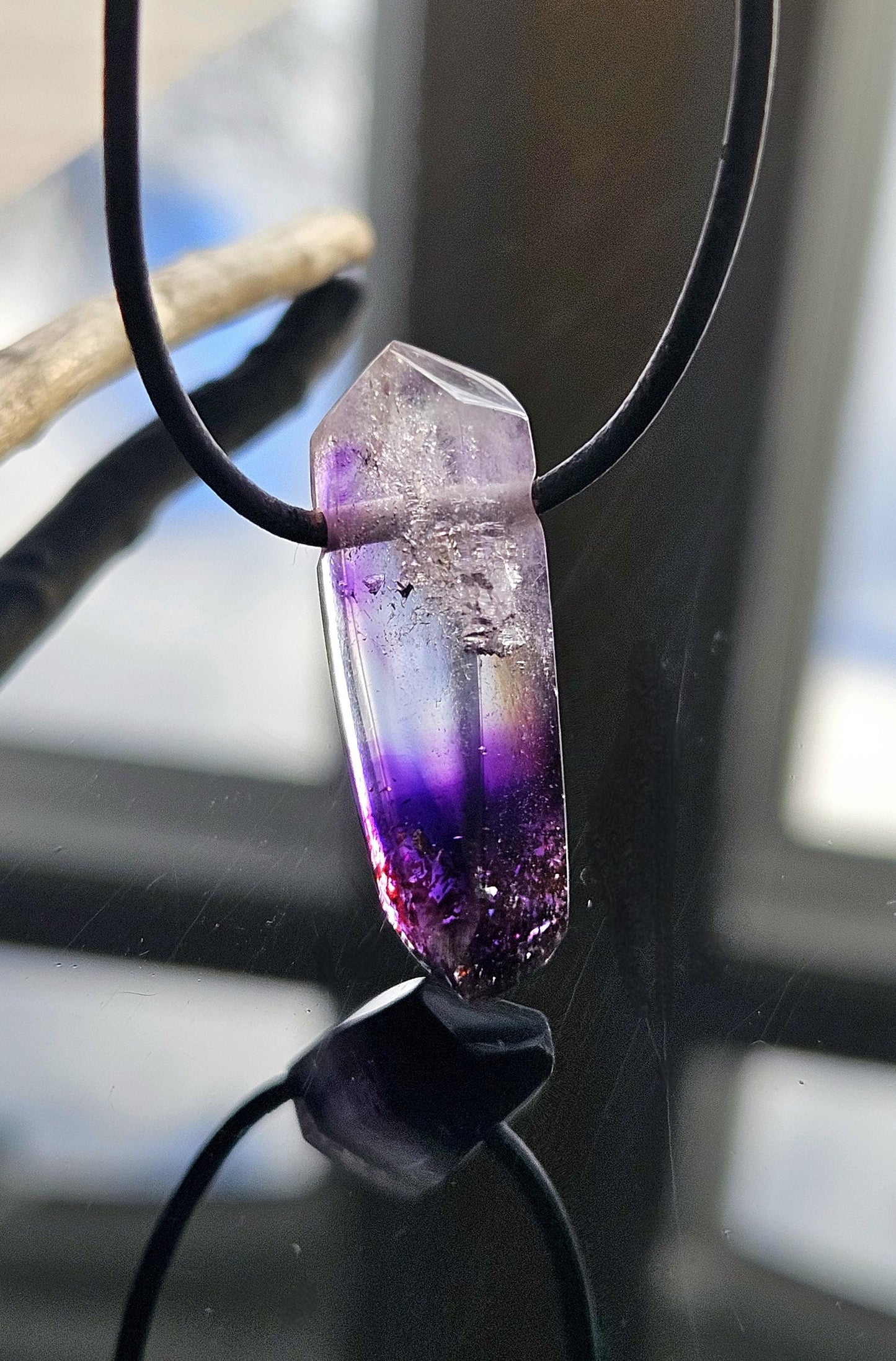 Kostbarer magischer Brandberg Amethyst Kristall Spitze Anhänger, 33 x 13 x 18 mm, an verstellbarem Lederband