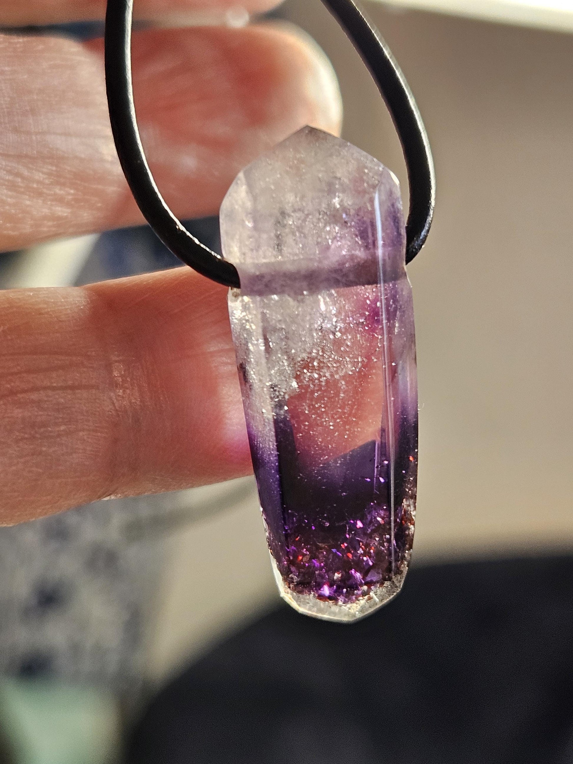 Kostbarer magischer Brandberg Amethyst Kristall Spitze Anhänger, 33 x 13 x 18 mm, an verstellbarem Lederband
