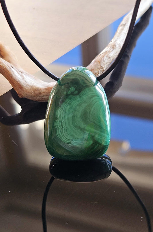 Malachit Anhänger, gebohrt, am Lederband, 34 x 24 x 11 mm, gebohrt, an verstellbarem Lederband