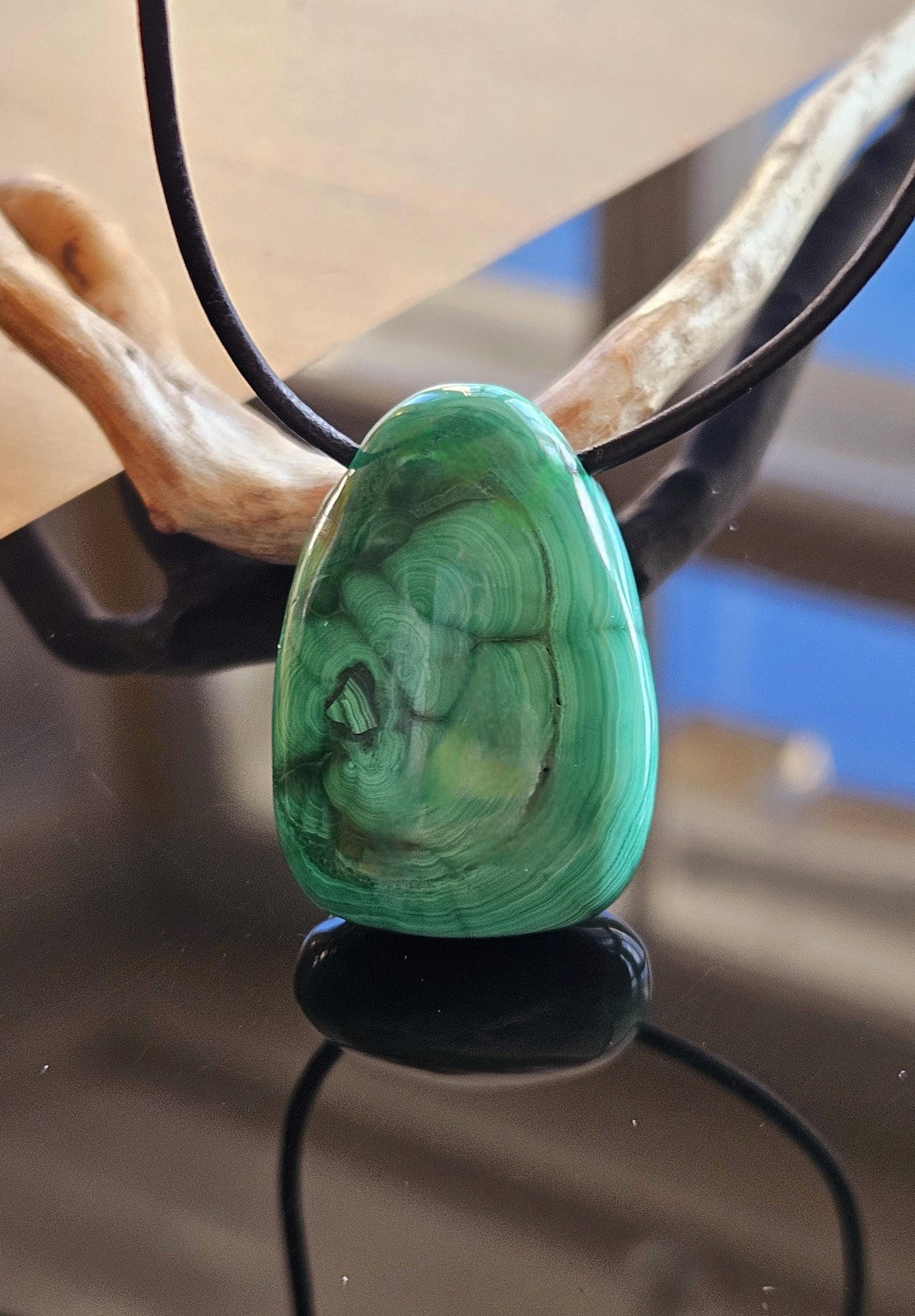 Malachit Anhänger, gebohrt, am Lederband, 34 x 24 x 11 mm, gebohrt, an verstellbarem Lederband