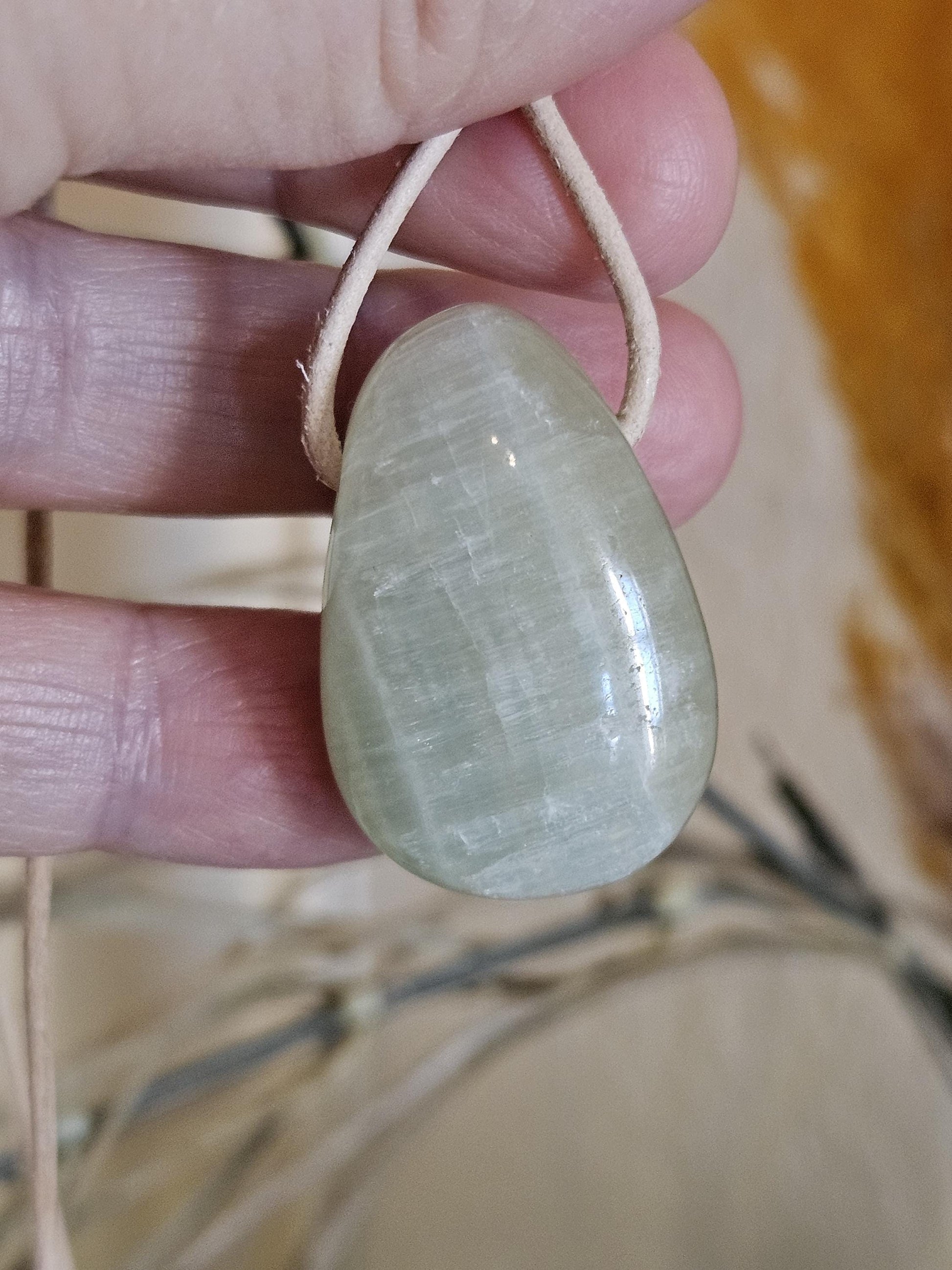 Pistazien Kristall, Pistazien Karibik Caribian Calcit, Anhänger, 32 x 20 x 12 mm, gebohrt, am Lederband