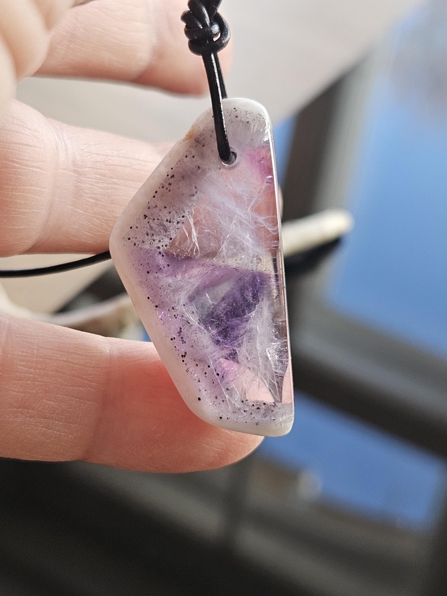 Außergewöhnlicher Amethyst, Kaleidoskop Amethyst Anhänger, 33 x 19 x 5 mm, gebohrt, an verstellbarem Lederband, Trapiche Amethyst
