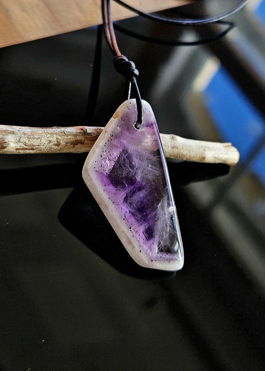 Außergewöhnlicher Amethyst, Kaleidoskop Amethyst Anhänger, 33 x 19 x 5 mm, gebohrt, an verstellbarem Lederband, Trapiche Amethyst