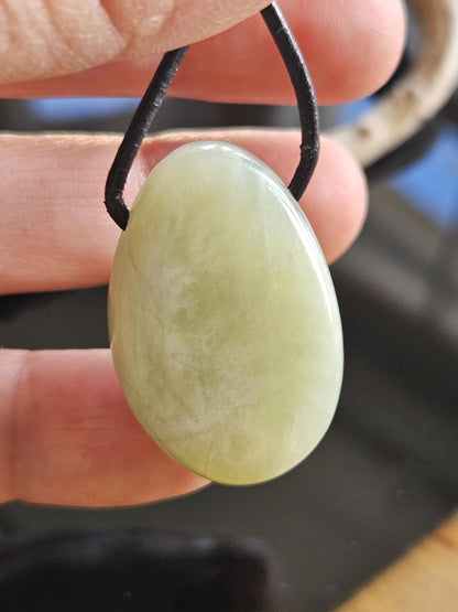 Jade Burma Jade China Jade, Serpentin Anhänger, 30 x 21 x 10 mm, an verstellbarem Lederband