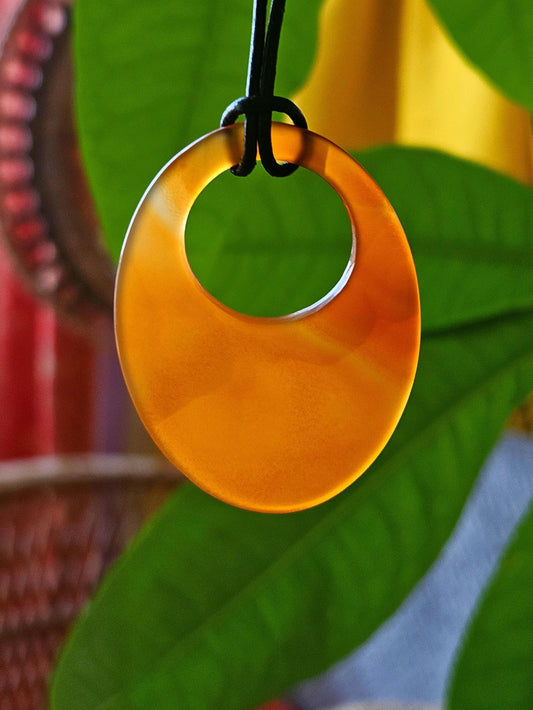 Carneol Sarder, oval Donut Anhänger, 52 x 39 x 3 mm, gebohrt, an verstellbarem Lederband