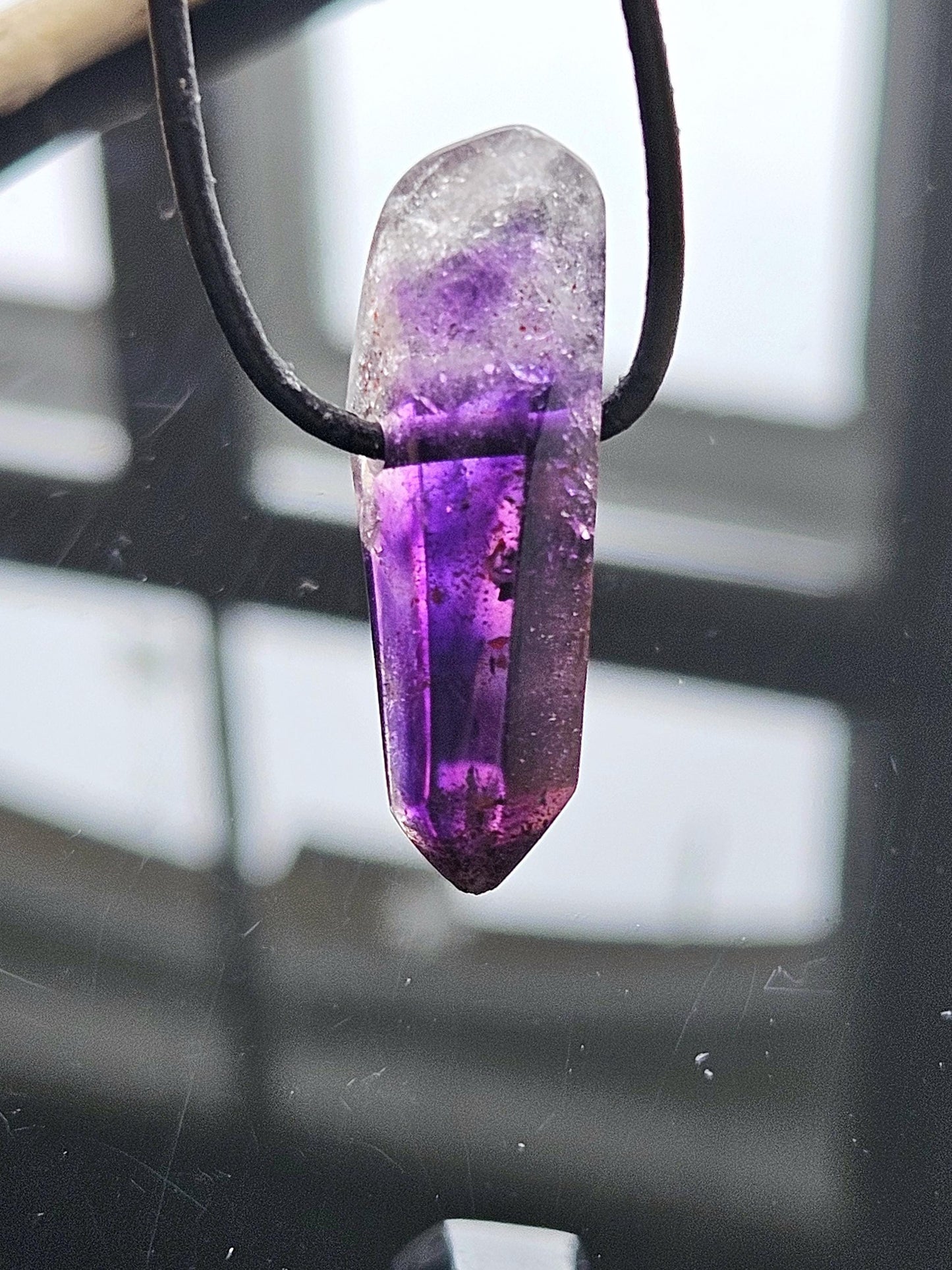 Kostbarer magischer Brandberg Amethyst Kristall Spitze Anhänger, 34 x 11 x 12 mm, an verstellbarem Lederband