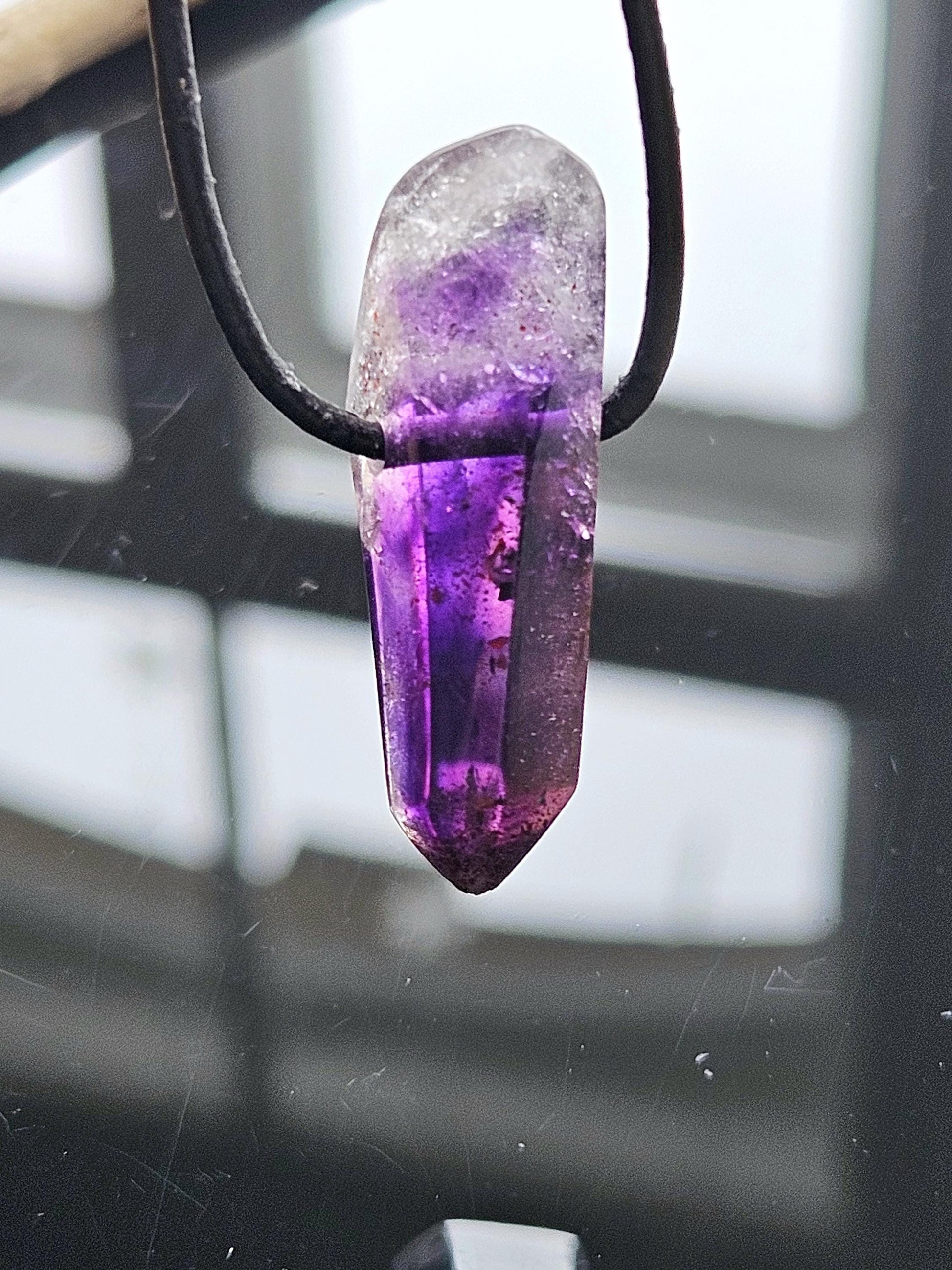Kostbarer magischer Brandberg Amethyst Kristall Spitze Anhänger, 34 x 11 x 12 mm, an verstellbarem Lederband