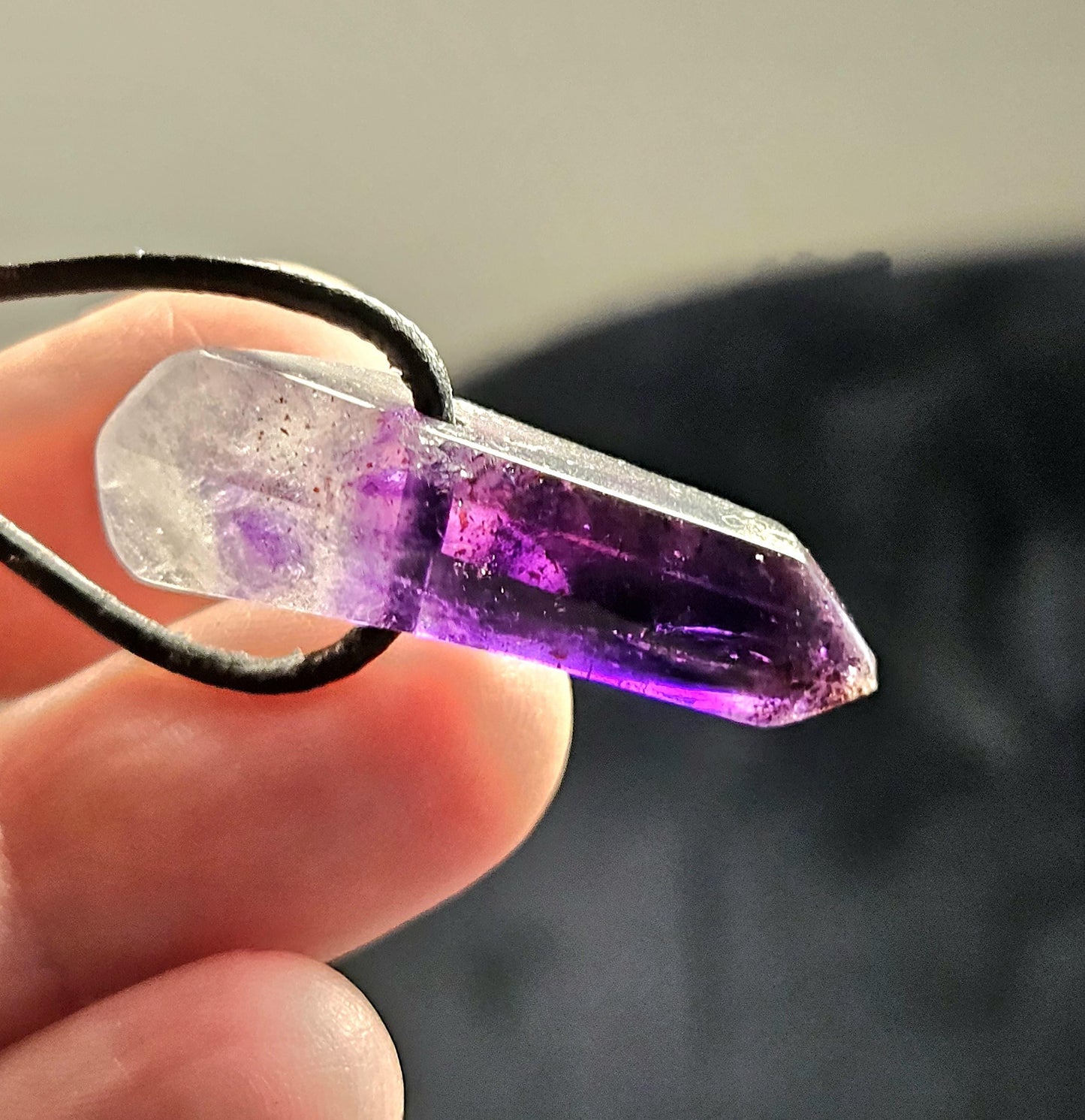 Brandberg Amethyst Kristall Spitze Anhänger Namibia, 34 x 11 x 12 mm, an verstellbarem Lederband