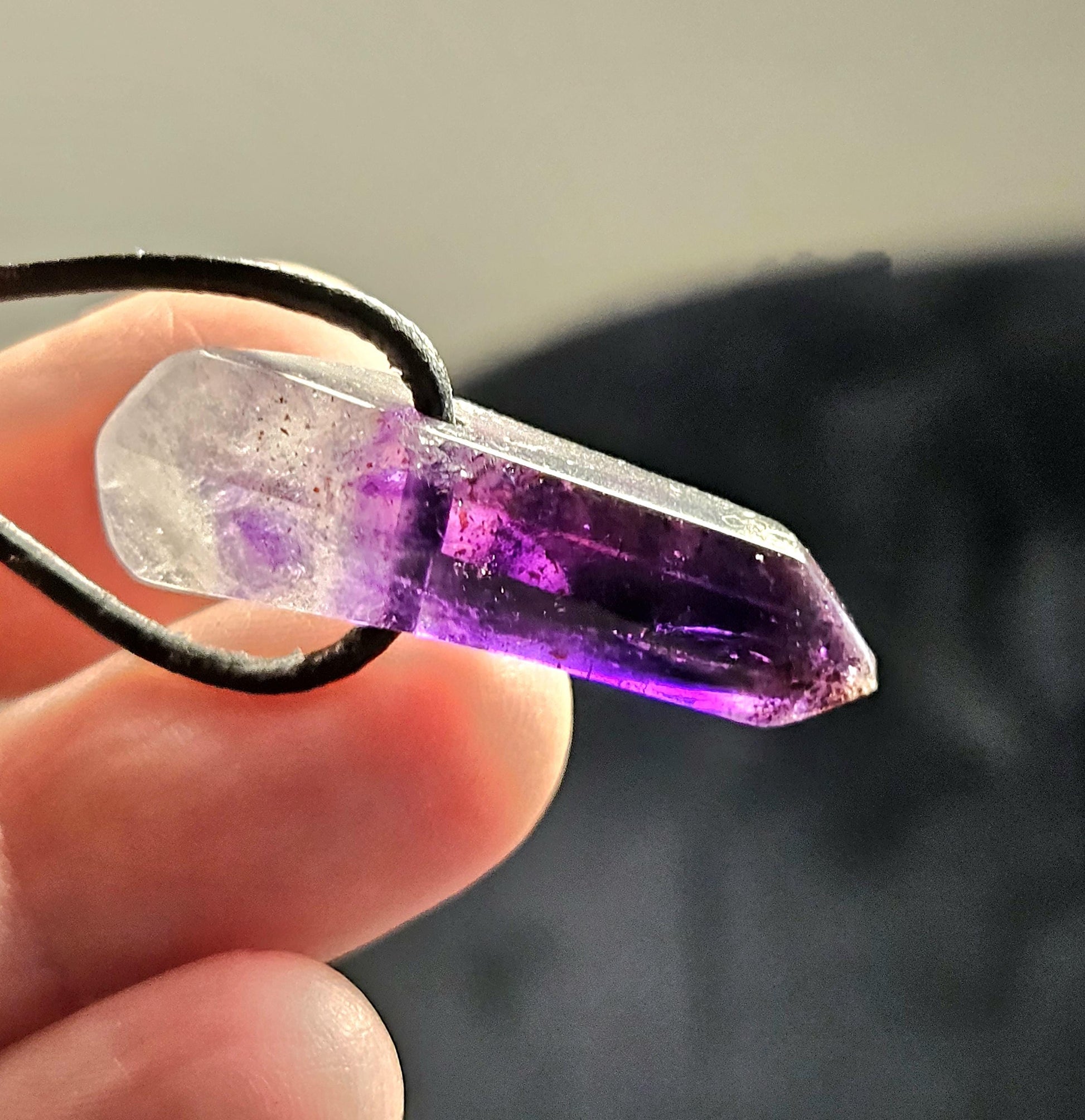 Brandberg Amethyst Kristall Spitze Anhänger Namibia, 34 x 11 x 12 mm, an verstellbarem Lederband