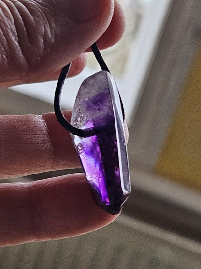 Brandberg Amethyst Kristall Spitze Anhänger Namibia, 34 x 11 x 12 mm, an verstellbarem Lederband