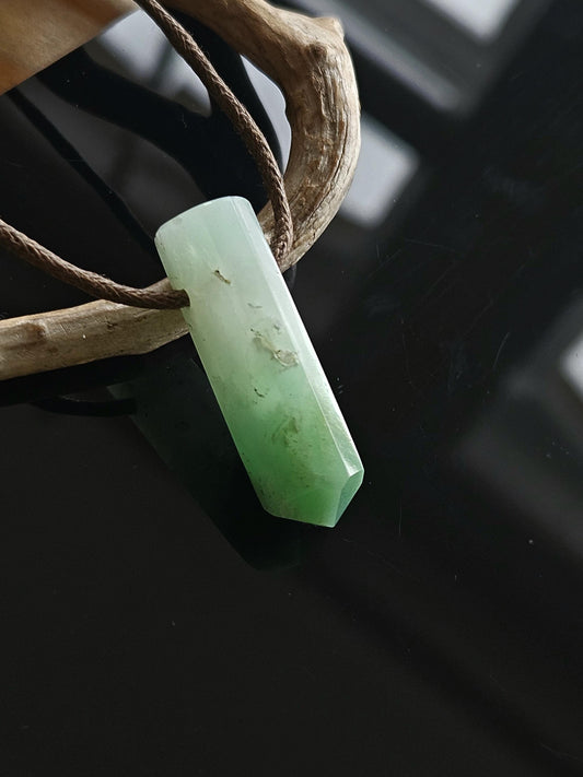 Chrysopras Kristall Spitze Stäbchen Anhänger, 35 x 11 x 10 mm, gebohrt, an verstellbarem Lederband