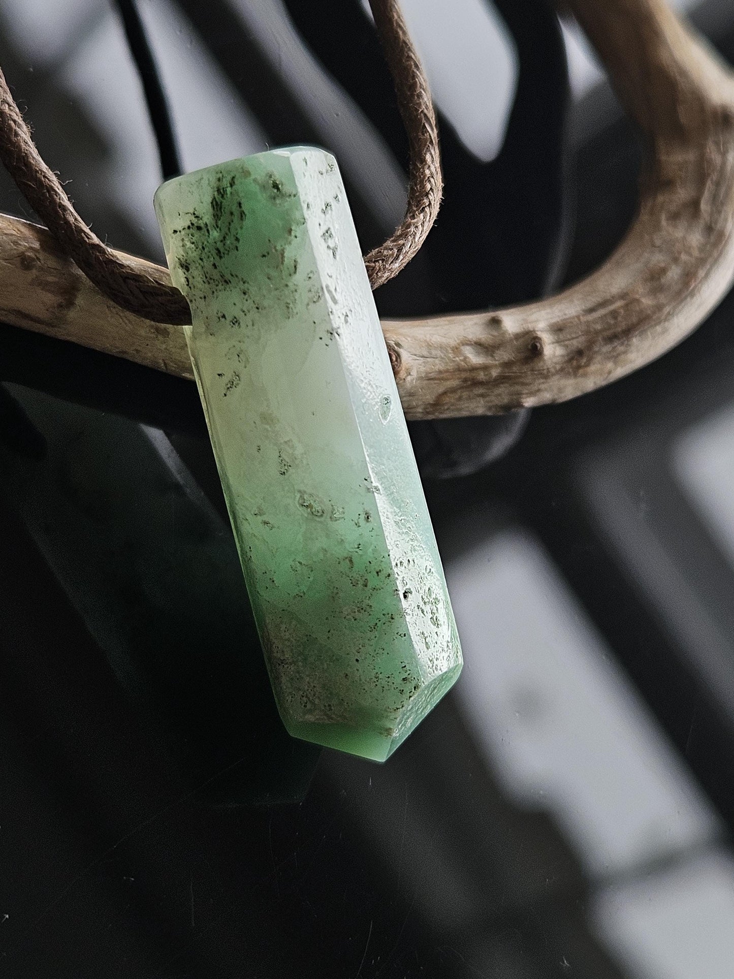 Chrysopras Kristall Spitze Stäbchen Anhänger, 35 x 11 x 10 mm, gebohrt, an verstellbarem Lederband
