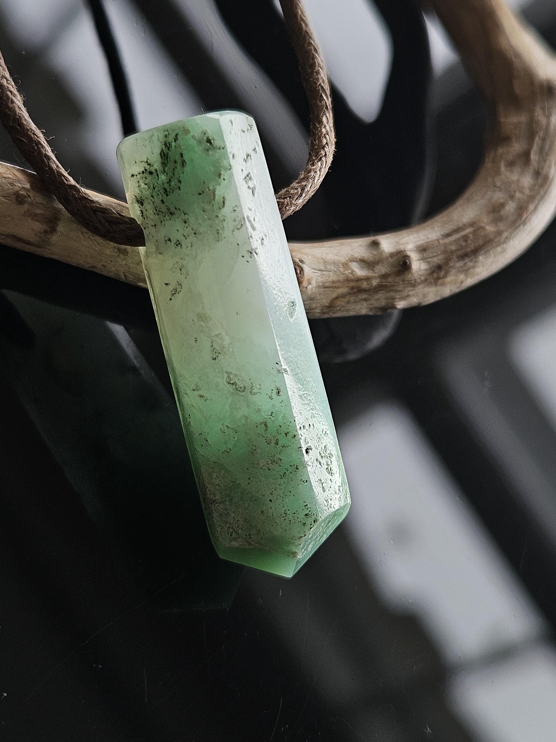 Chrysopras Kristall Spitze Stäbchen Anhänger, 35 x 11 x 10 mm, gebohrt, an verstellbarem Lederband