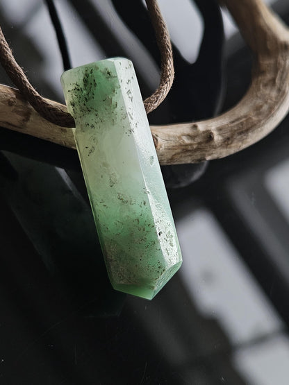 Chrysopras Kristall Spitze Stäbchen Anhänger, 35 x 11 x 10 mm, gebohrt, an verstellbarem Lederband
