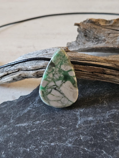 Seltener Variscit, Variscite, Variszit Anhänger, 35 x 22 x 8 mm, gebohrt, an verstellbarem Lederband