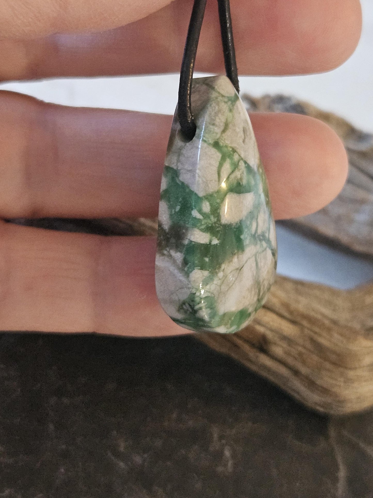 Seltener Variscit, Variscite, Variszit Anhänger, 35 x 22 x 8 mm, gebohrt, an verstellbarem Lederband