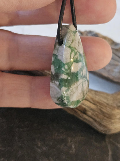 Seltener Variscit, Variscite, Variszit Anhänger, 35 x 22 x 8 mm, gebohrt, an verstellbarem Lederband