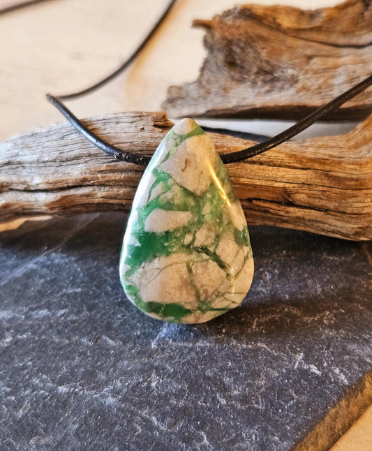 Seltener Variscit, Variscite, Variszit Anhänger, 35 x 22 x 8 mm, gebohrt, an verstellbarem Lederband