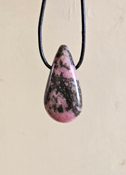 Rhodonit Anhänger, 36 x 30 x 5 mm, gebohrt, an verstellbarem Lederband