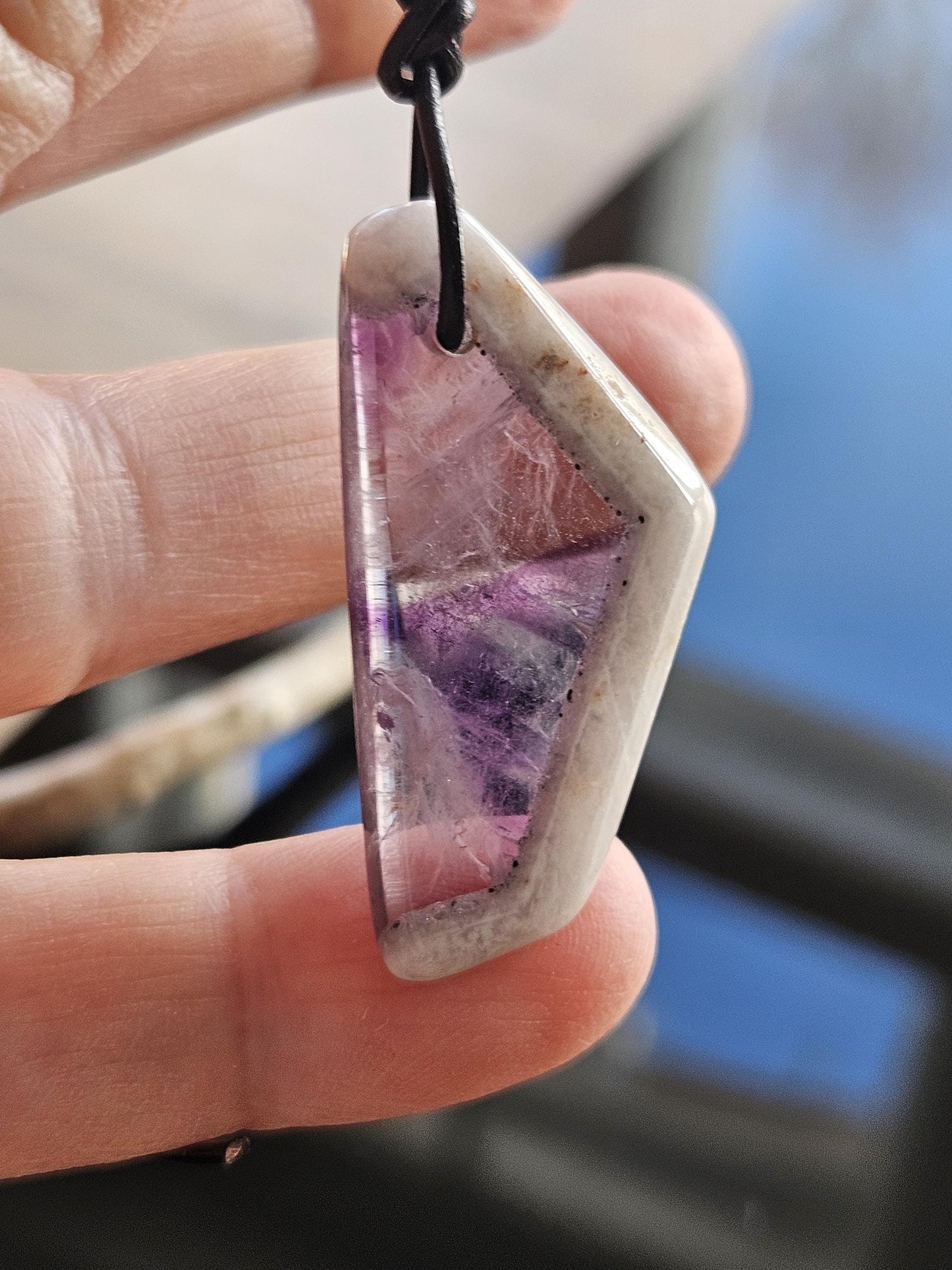 Außergewöhnlicher Amethyst, Kaleidoskop Amethyst Anhänger, 33 x 19 x 5 mm, gebohrt, an verstellbarem Lederband, Trapiche Amethyst