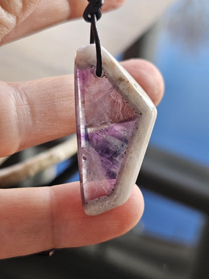 Außergewöhnlicher Amethyst, Kaleidoskop Amethyst Anhänger, 33 x 19 x 5 mm, gebohrt, an verstellbarem Lederband, Trapiche Amethyst