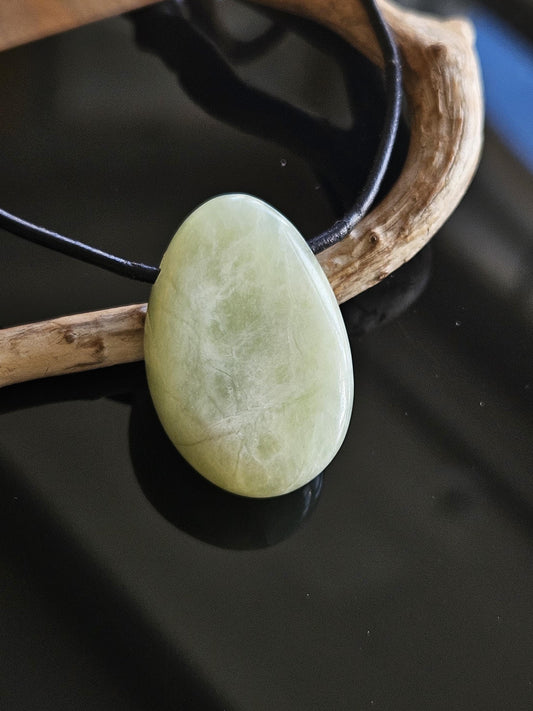 Jade Burma Jade China Jade, Serpentin Anhänger, 30 x 21 x 10 mm, an verstellbarem Lederband