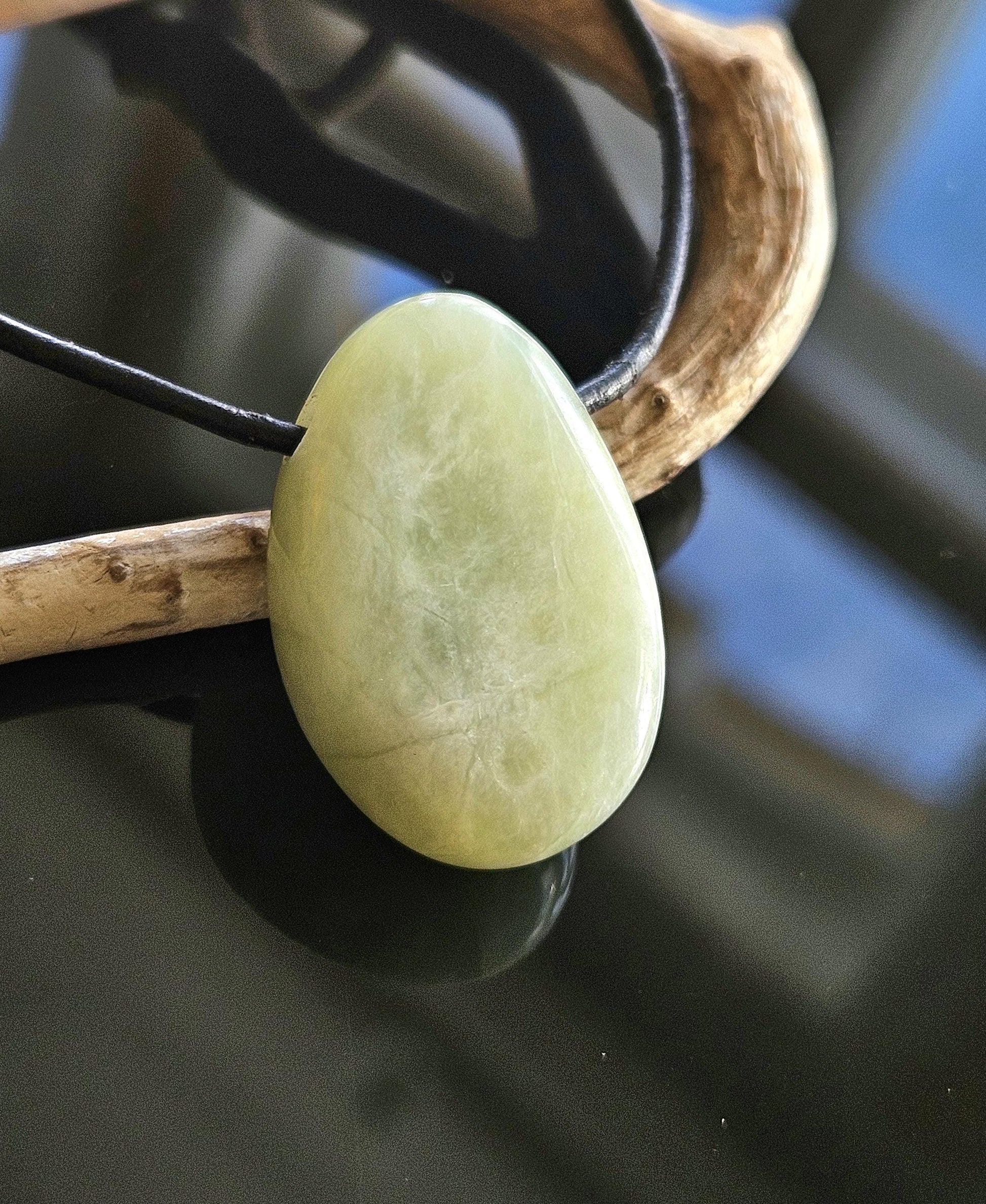 Jade Burma Jade China Jade, Serpentin Anhänger, 30 x 21 x 10 mm, an verstellbarem Lederband