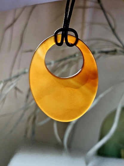 Carneol Sarder, oval Donut Anhänger, 52 x 39 x 3 mm, gebohrt, an verstellbarem Lederband