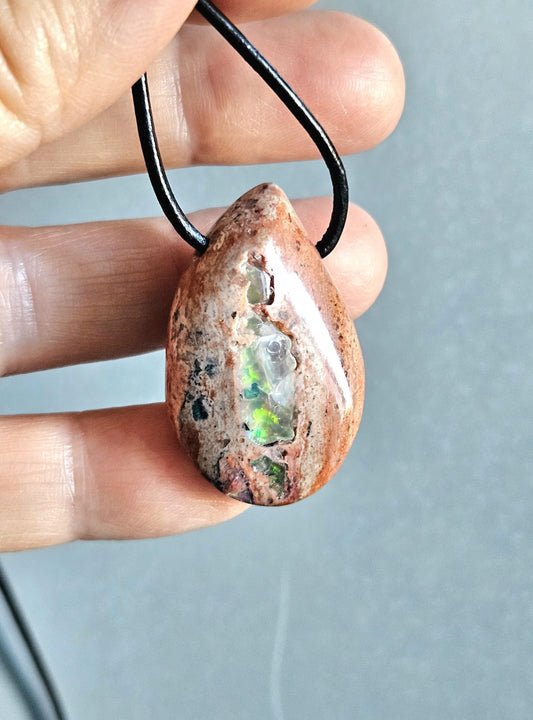 Magischer mexikanischer Feueropal Anhänger, 35 x 23 x 12 mm, gebohrt, an verstellbarem Lederband