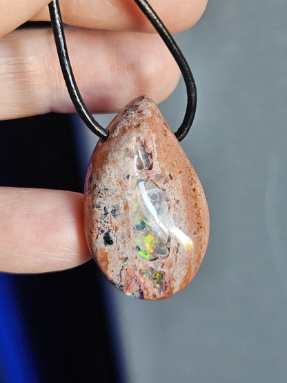 Magischer mexikanischer Feueropal Anhänger, 35 x 23 x 12 mm, gebohrt, an verstellbarem Lederband
