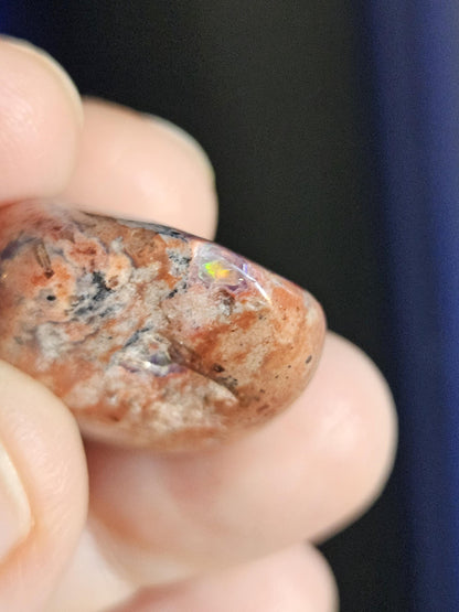 Magischer mexikanischer Feueropal Anhänger, 35 x 23 x 12 mm, gebohrt, an verstellbarem Lederband