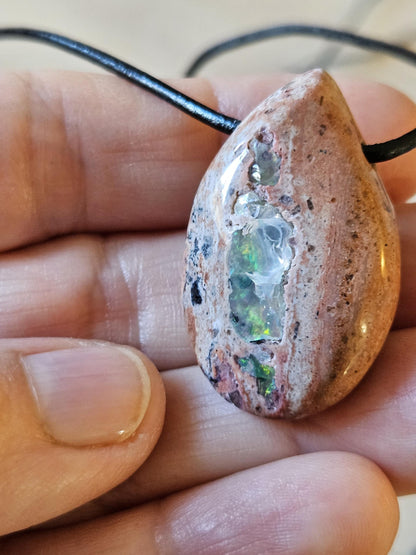 Magischer mexikanischer Feueropal Anhänger, 35 x 23 x 12 mm, gebohrt, an verstellbarem Lederband