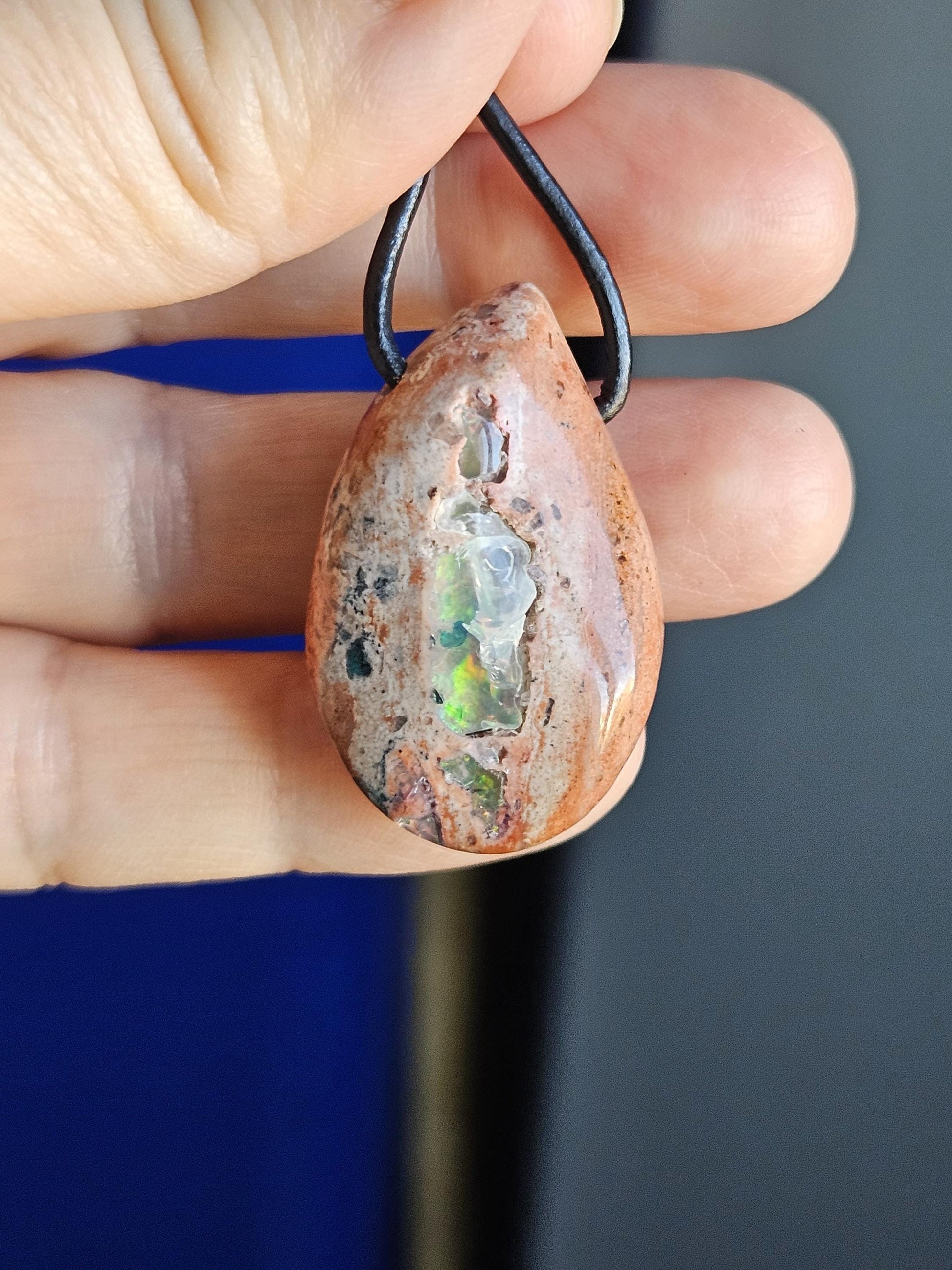 Magischer mexikanischer Feueropal Anhänger, 35 x 23 x 12 mm, gebohrt, an verstellbarem Lederband