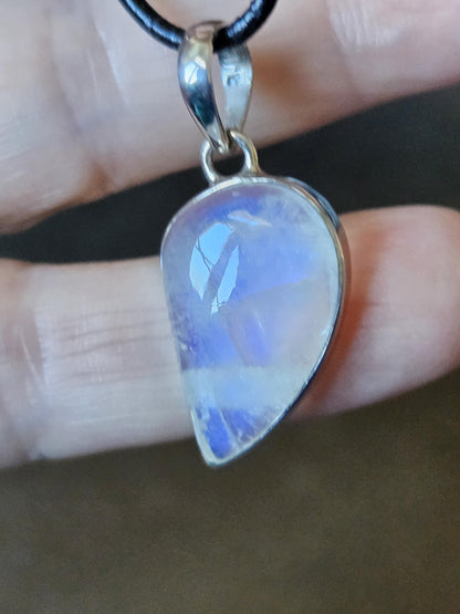 Regenbogen Mondstein weißer Labradorit Anhänger mit 925er Silber Fassung und 925er Silberöse, an verstellbarem Lederband