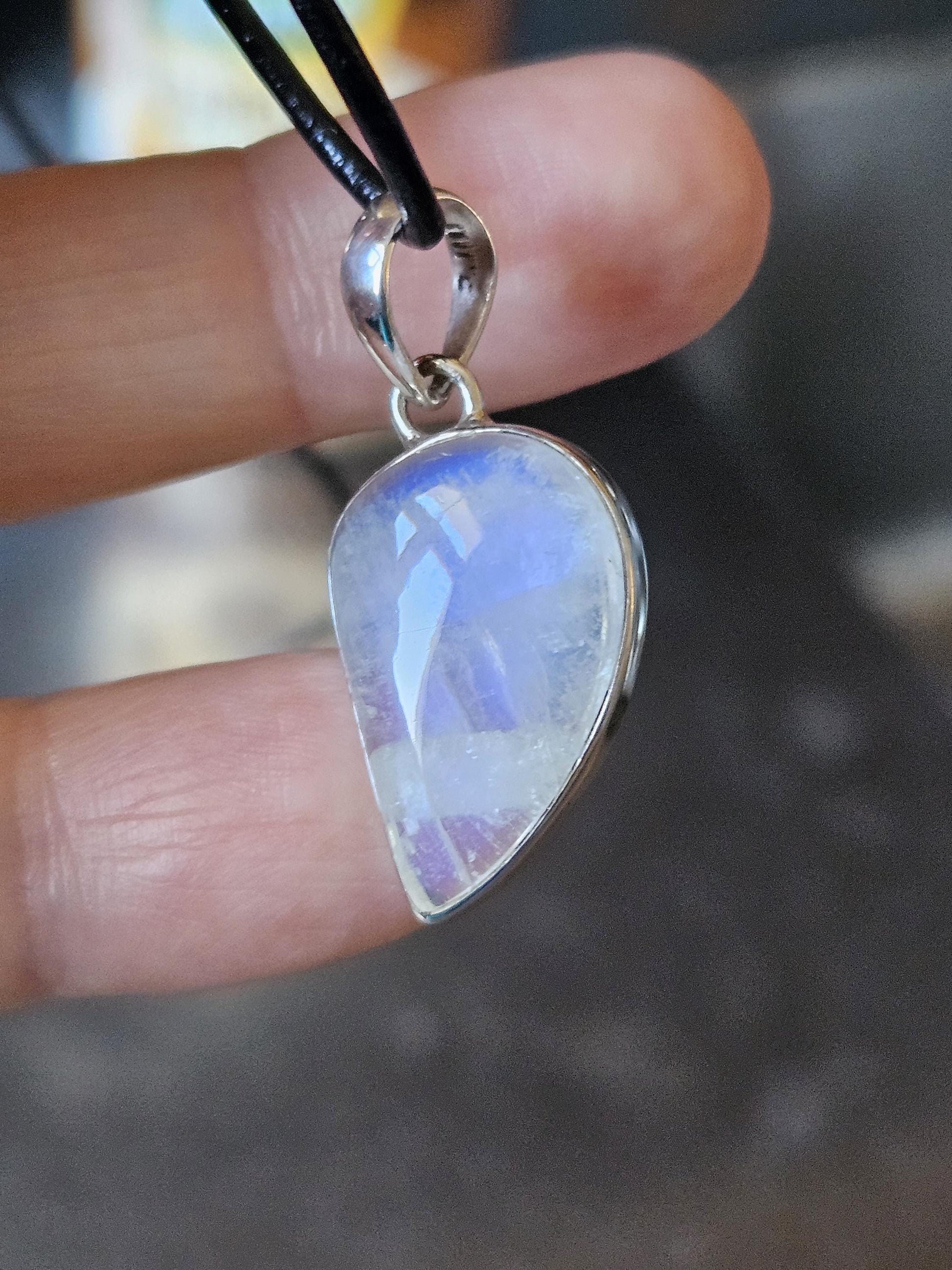 Regenbogen Mondstein weißer Labradorit Anhänger mit 925er Silber Fassung und 925er Silberöse, an verstellbarem Lederband