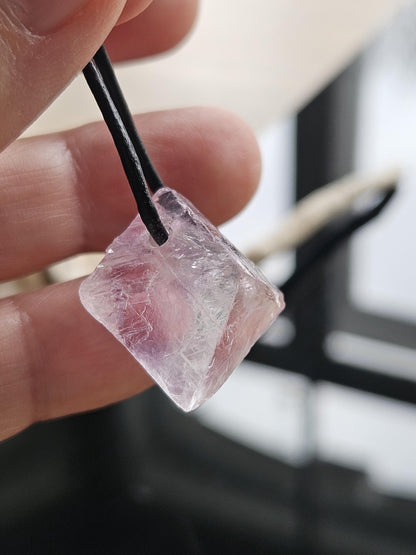 Lila rosa Fluorit, Feenstein Anhänger Fluorit Oktaeder, 25 x 25 x 25 mm, gebohrt, an verstellbarem Lederband