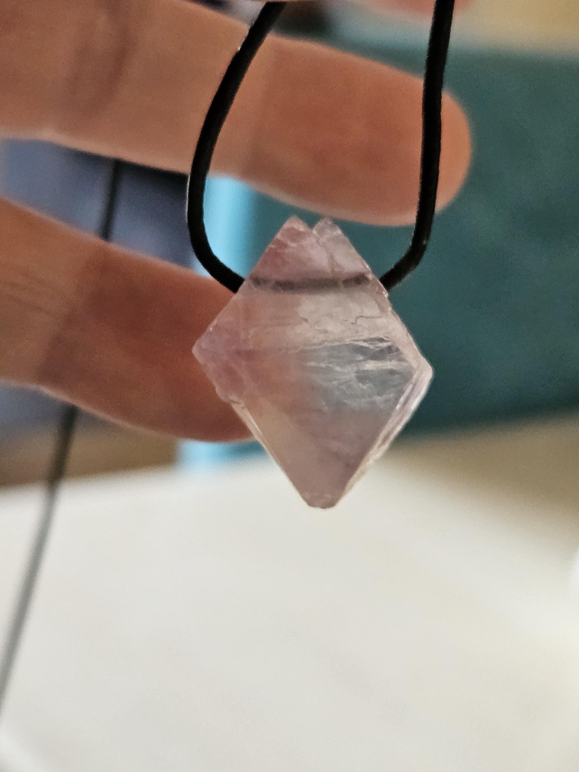 Lila rosa Fluorit, Feenstein Anhänger Fluorit Oktaeder, 25 x 25 x 25 mm, gebohrt, an verstellbarem Lederband