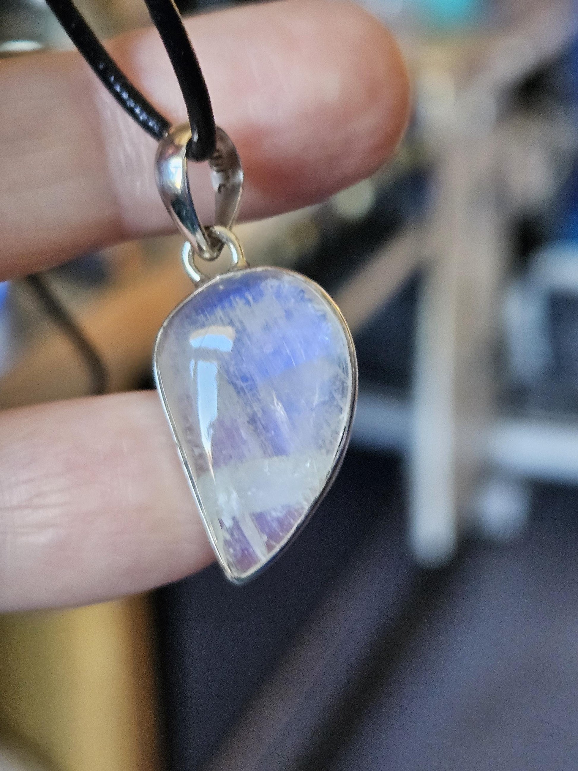 Regenbogen Mondstein weißer Labradorit Anhänger mit 925er Silber Fassung und 925er Silberöse, an verstellbarem Lederband