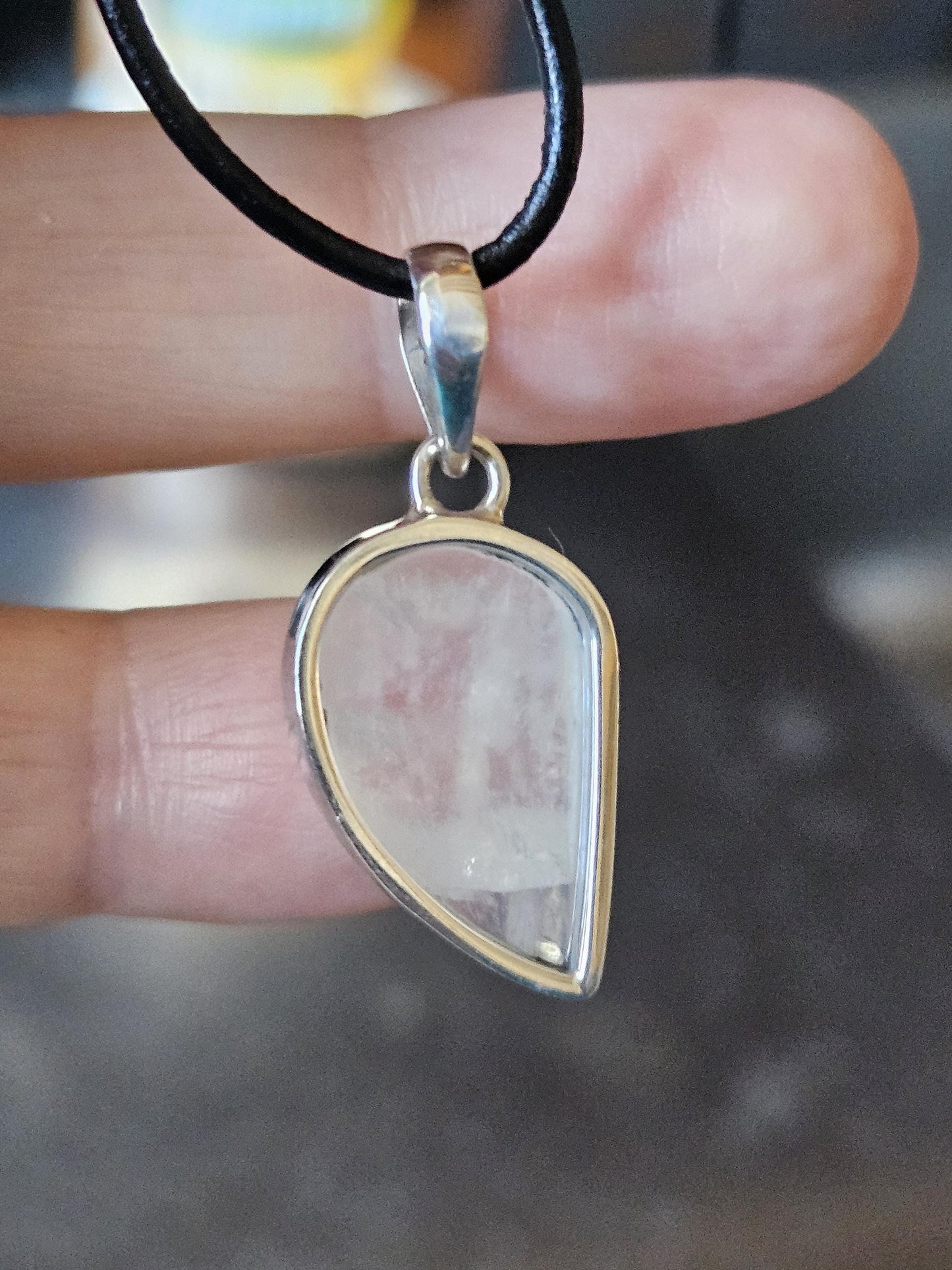 Regenbogen Mondstein weißer Labradorit Anhänger mit 925er Silber Fassung und 925er Silberöse, an verstellbarem Lederband